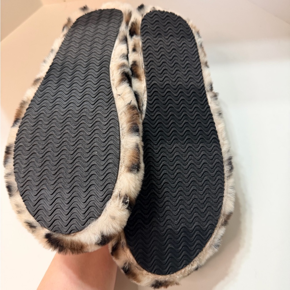Array Leopard Print Fuzzy Slippers NWT - image 3